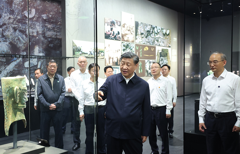 7月25日至27日，中共中央總書記、國家主席、中央軍委主席習近平在四川考察。這是26日下午，習近平在位于德陽市廣漢市的三星堆博物館新館參觀。