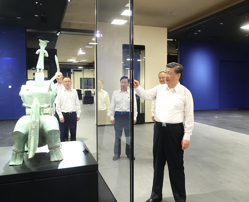 7月25日至27日，中共中央總書記、國家主席、中央軍委主席習近平在四川考察。這是26日下午，習近平在位于德陽市廣漢市的三星堆博物館新館參觀。